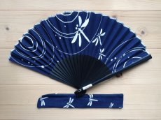 画像1: 染の安坊の手ぬぐい扇子　水辺のトンボ (1)