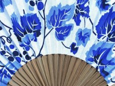 画像2: 染の安坊の手ぬぐい扇子　染付 山葡萄 (2)