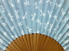 画像2: 染の安坊の手ぬぐい扇子　子トンボ 水色 (2)