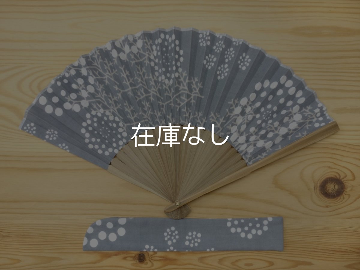 画像1: 染の安坊の手ぬぐい扇子　レースフラワー グレー (1)