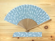 画像1: 染の安坊の手ぬぐい扇子　子トンボ 水色 (1)