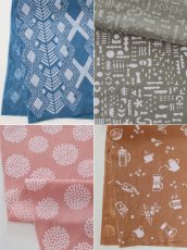 画像4: 【期間限定、11月9日20時〜販売開始】amiuの型染め手ぬぐい　森のクリスマスツリー (4)