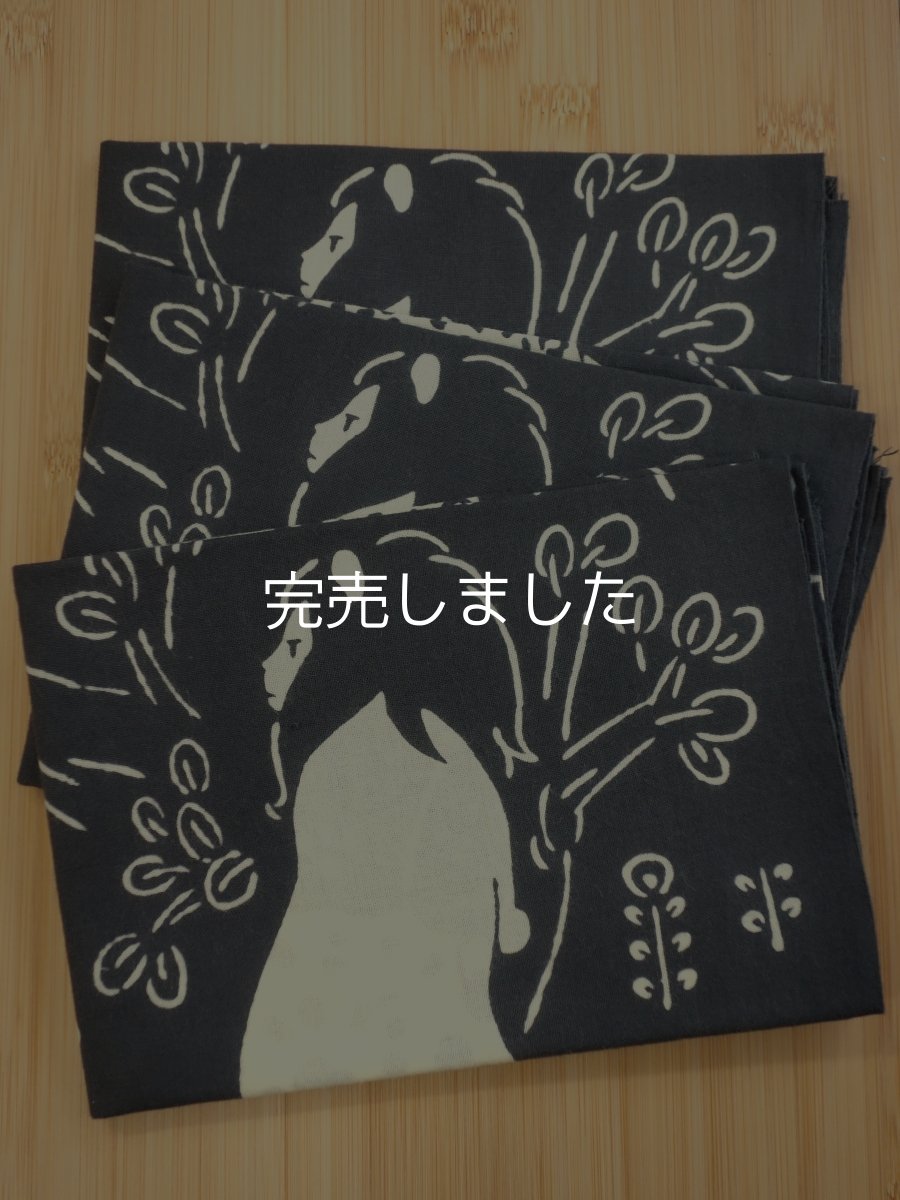 画像1: 【5月の期間限定】とことわの「注染×草木染」手ぬぐい　ネコランド グレー 福木染（数量限定） (1)
