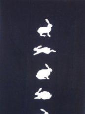 画像1: 【8月の期間限定】いわいやむすびの手ぬぐい　八兎物語 (1)