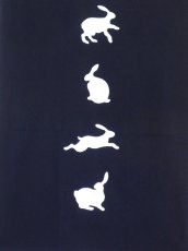 画像2: 【8月の期間限定】いわいやむすびの手ぬぐい　八兎物語 (2)